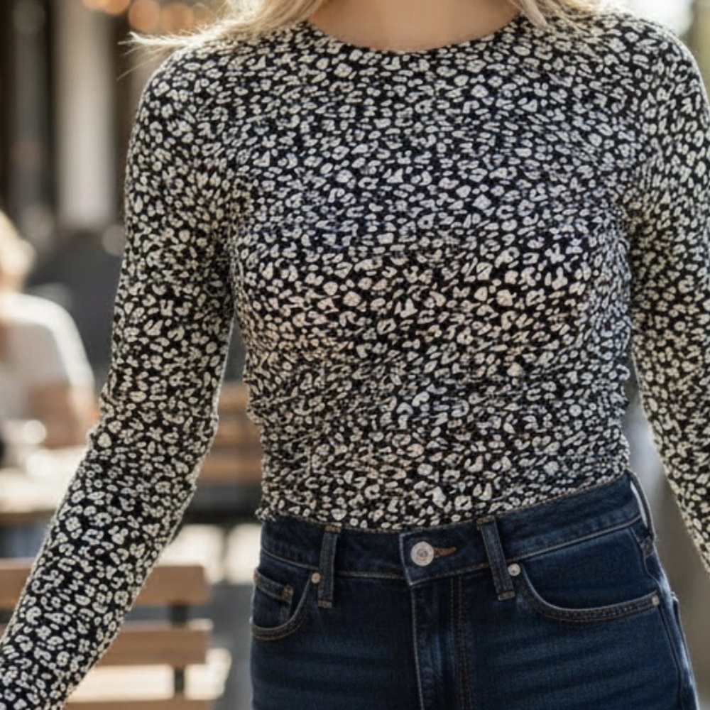 Beautiful stretchy mesh log sleeve top.